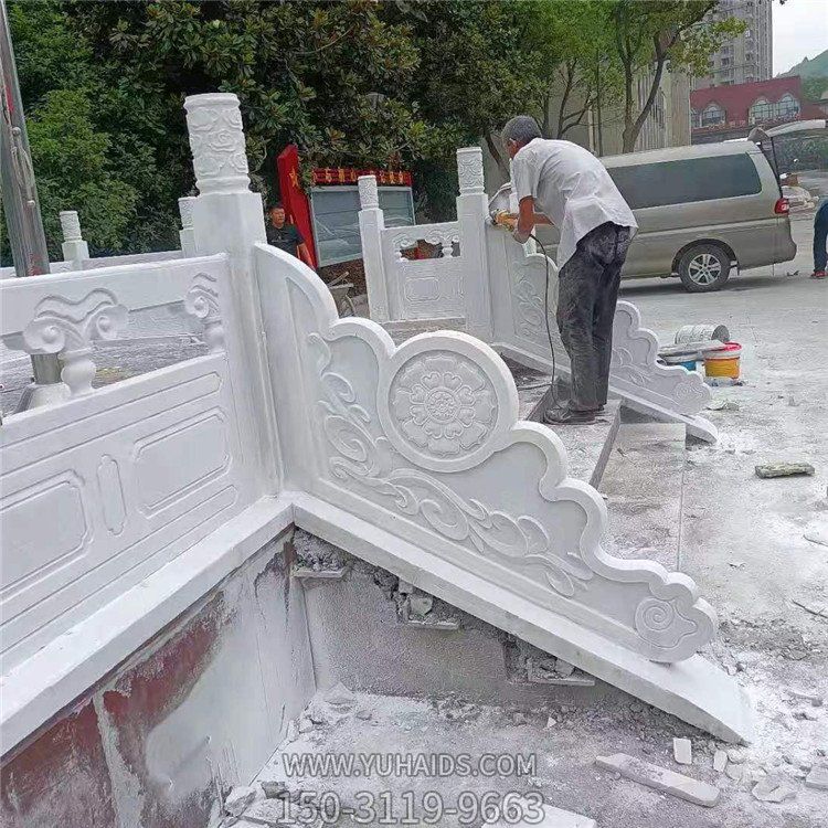 漢白玉旗臺(tái)欄板欄桿安裝，細(xì)節(jié)打磨處理雕塑