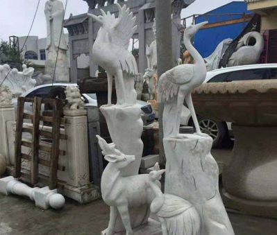 戶(hù)外景區(qū)漢白玉石雕站在樹(shù)干上的丹頂鶴雕塑