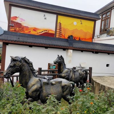 銅雕馬，2只身負(fù)馬鞍的馬兒