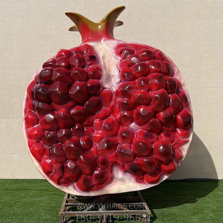 玻璃鋼仿真石榴雕塑，掰開的半個(gè)石榴，紅彤彤的石榴籽非常多，寓意多子多福