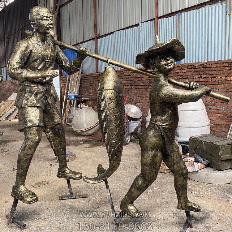 抬鯉魚(yú)，玻璃鋼民俗生活場(chǎng)景雕塑