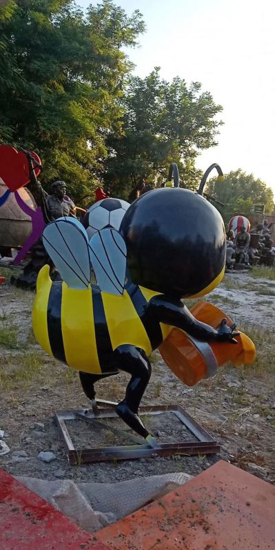 學校花園小區(qū)倒蜂蜜玻璃鋼蜜蜂雕塑