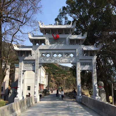 村口石牌坊，三間四柱石雕牌樓