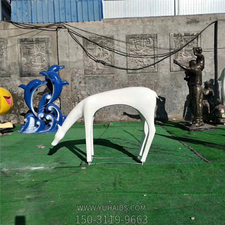 抽象極具藝術(shù)感的梅花鹿，玻璃鋼材質(zhì)，白色雕塑
