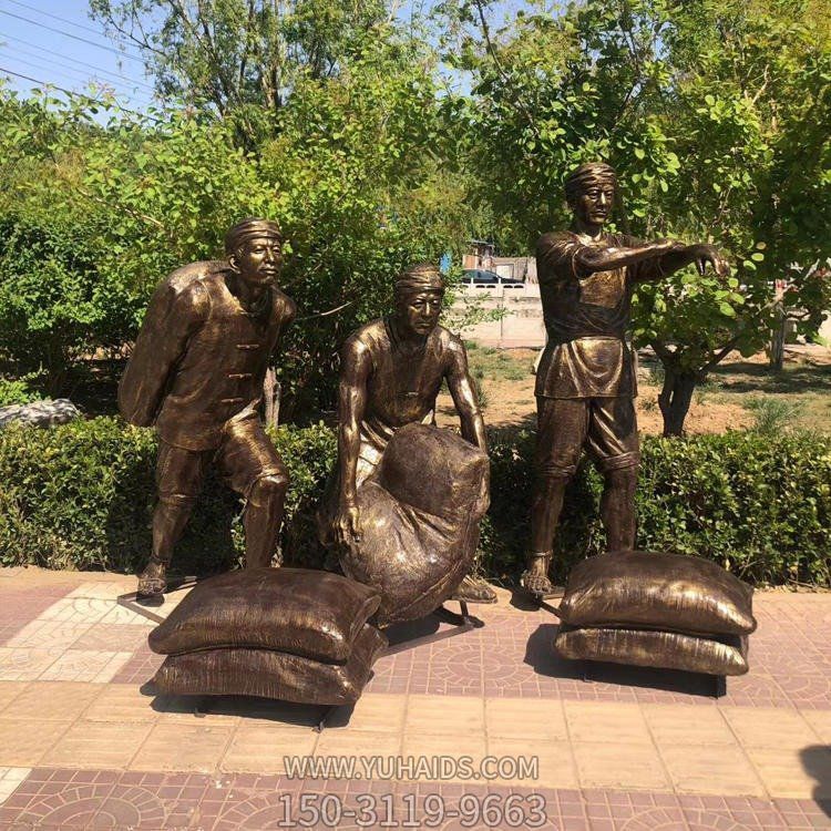 搬麻袋的工人，玻璃鋼仿銅民俗生活人物情景雕塑