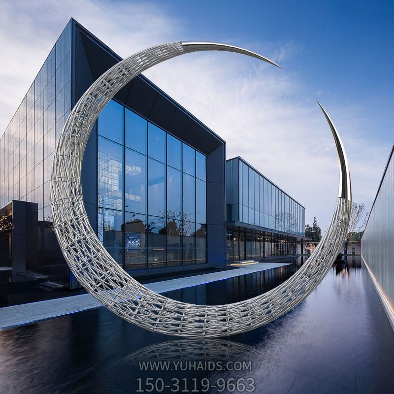 不銹鋼創(chuàng)意月牙，鐵藝網(wǎng)絡(luò)月亮造型景觀雕塑