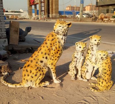 公園中坐立中的黃色金錢豹，仿真動(dòng)物，彩繪雕塑