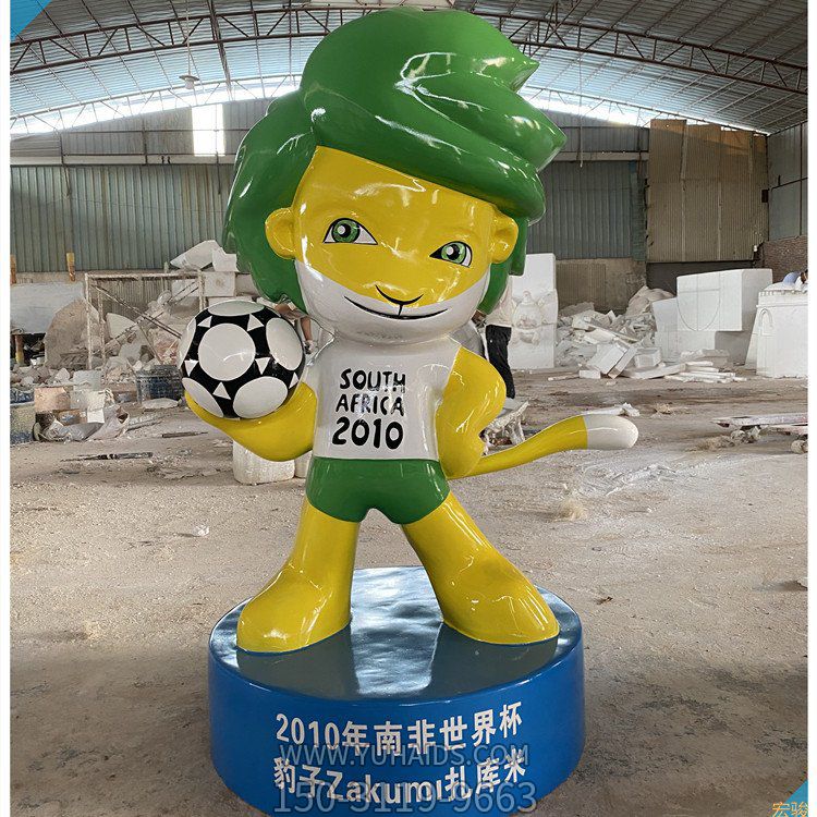 足球老虎卡通公仔，玻璃鋼體育運(yùn)動(dòng)主題卡通形象雕塑