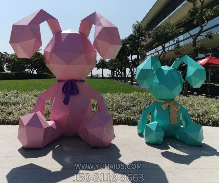 戶外商店門(mén)口玻璃鋼幾何切面抽象坐姿兔子雕塑