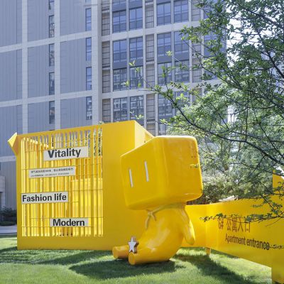 小區(qū)IP雕塑，玻璃鋼，黃色卡通形象