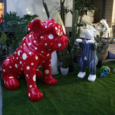 兒童康泰樂(lè)園彩繪白色斑點(diǎn)坐姿玻璃鋼狗雕塑