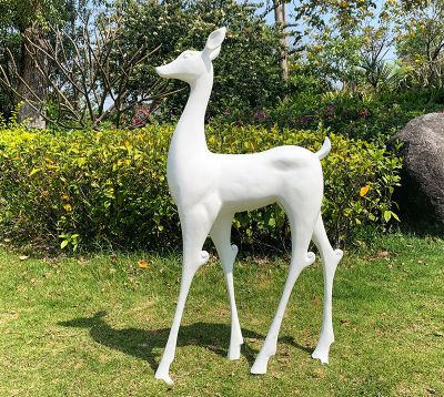 戶外草坪樹(shù)脂白色梅花鹿雕塑