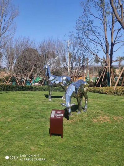 不銹鋼塊面鹿，抬頭鹿，低頭吃草的梅花鹿