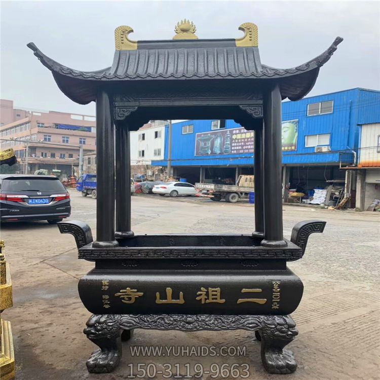 山區(qū)寺院門(mén)前擺放小型鑄鐵鍛造燒紙香爐雕塑