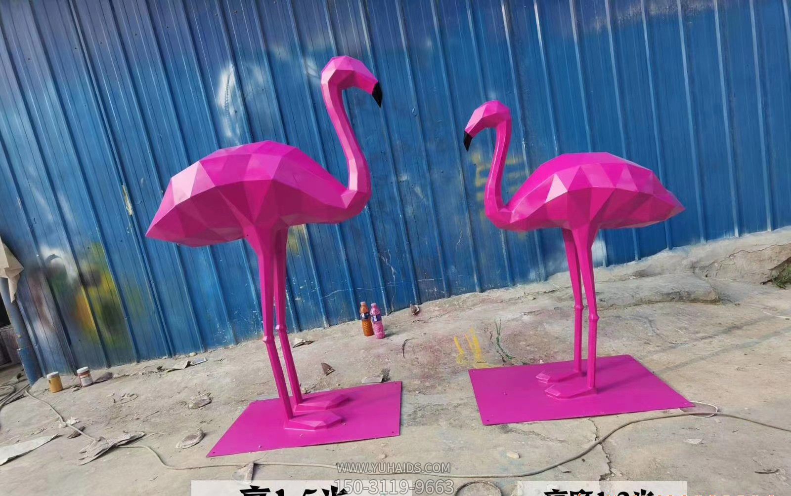 景區(qū)兩只玻璃鋼彩繪火烈鳥(niǎo)雕塑