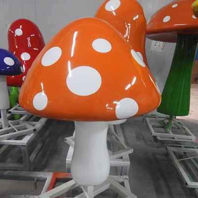 游樂(lè)園戶(hù)外擺放蘑菇造型卡通玻璃鋼動(dòng)物雕塑