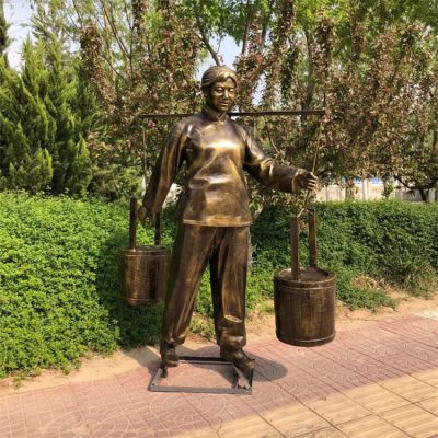 挑水的婦女，玻璃鋼仿銅勞動人物民俗生活雕塑