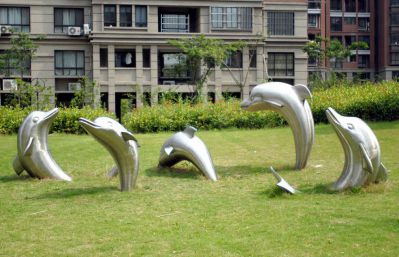 別墅一群跳動(dòng)的不銹鋼海豚雕塑