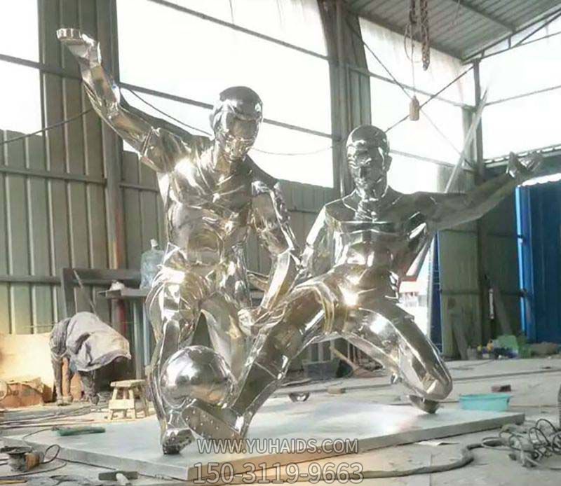 學院廣場不銹鋼鏡面踢足球雕塑