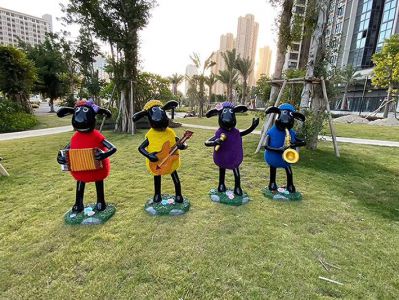 城市園林綠地玻璃鋼卡通小羊肖恩演奏動(dòng)物雕塑