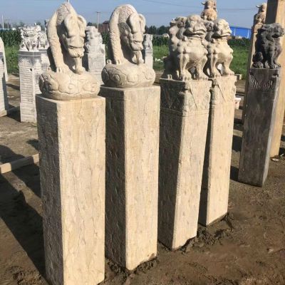 戶(hù)外景區(qū)大理石方形石柱上的麒麟雕塑