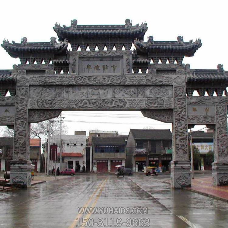 村莊街道入口青石浮雕龍紋三門(mén)石牌坊雕塑