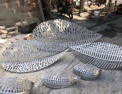 小區(qū)企業(yè)鏤空不銹鋼樹葉雕塑