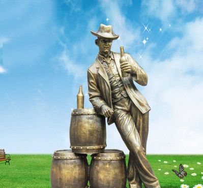 戶外景區(qū)西方人物靠著酒桶景觀酒文化雕塑