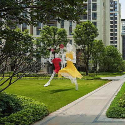 傳遞火炬，鐵藝網(wǎng)格彩色運(yùn)動主題人物雕塑