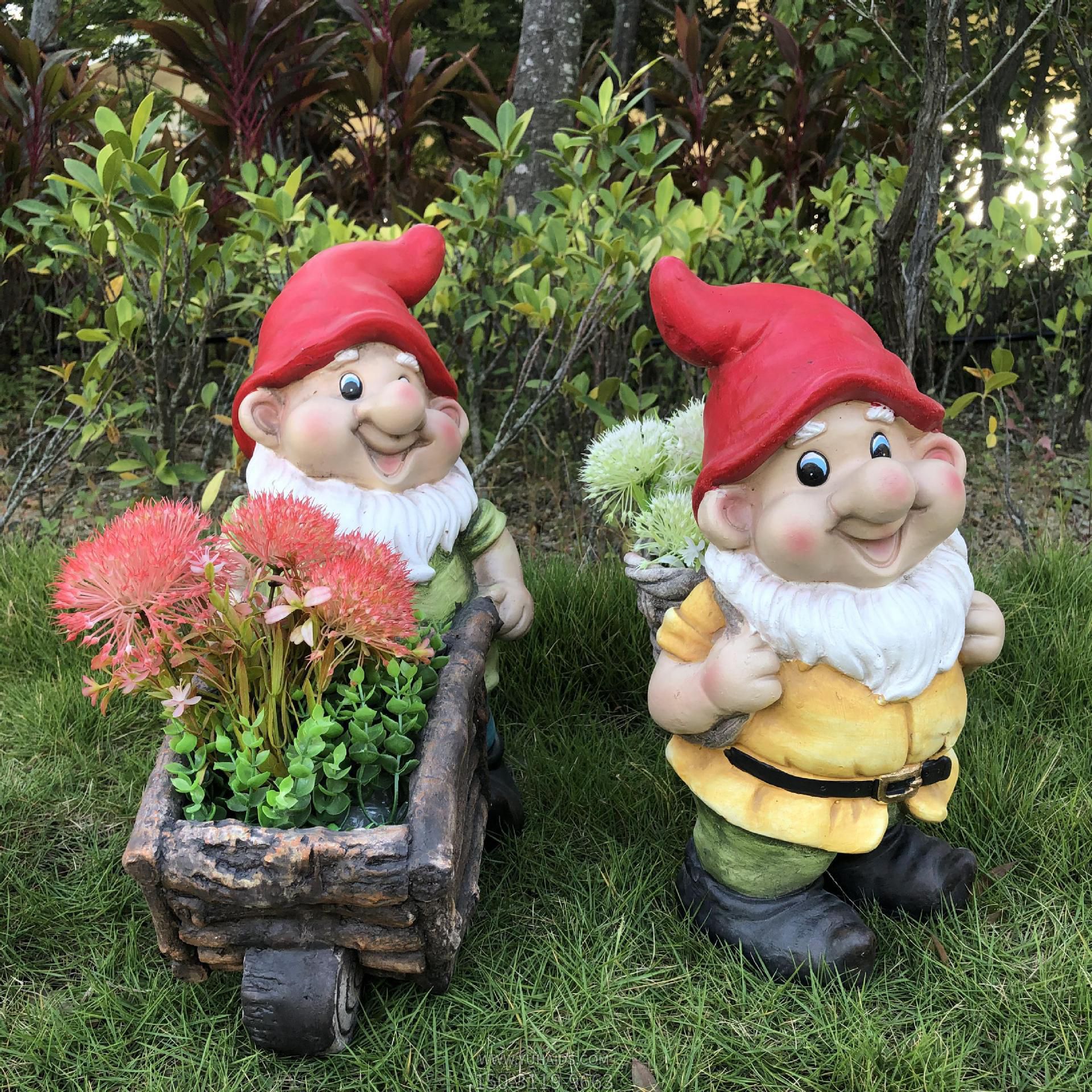 公園里擺放的一只手推花車和一個(gè)背筐的玻璃鋼卡通藍(lán)精靈雕塑 公園里擺放的一只手推花車和一個(gè)背筐的玻璃鋼卡通藍(lán)精靈雕塑