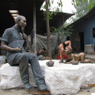 公園戶(hù)外玻璃鋼仿銅創(chuàng)意喝茶的人物景觀(guān)雕塑