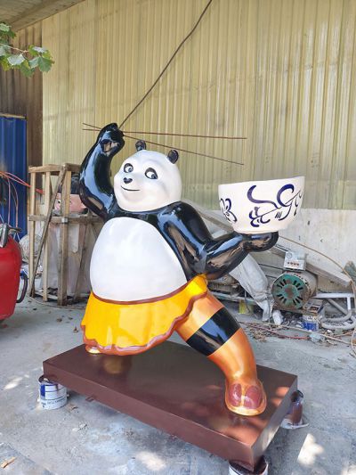 吃面的熊貓玻璃鋼門(mén)店ip形象雕塑