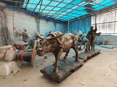 農(nóng)夫和?！Ａт摲裸~耕地牛雕塑