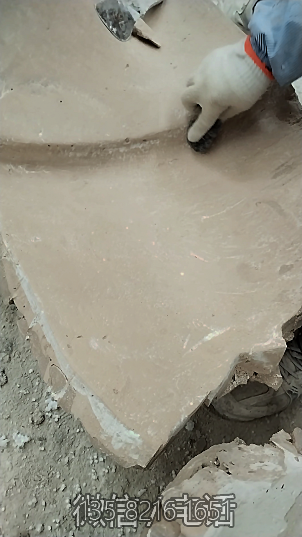 用鋼絲球打磨模具表面