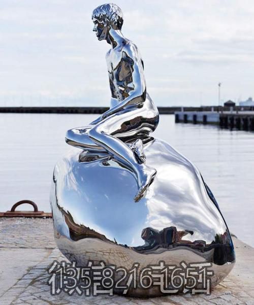 不銹鋼鏡面創(chuàng)意景觀坐在石頭上的抽象人物雕塑
