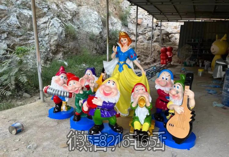 游樂場玻璃鋼卡通彩繪白雪公主和七個(gè)小矮人雕塑擺件