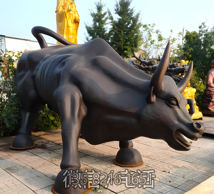 街道路邊大型動(dòng)物裝飾落地?cái)[件定制玻璃鋼鑄銅華爾街牛雕塑
