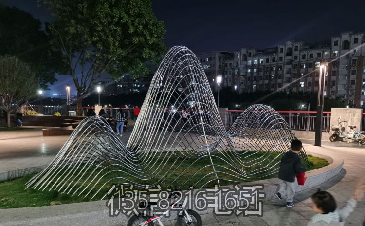 公園小區(qū)不銹鋼假山雕塑抽象立體鏤空鐵藝山形山峰山巒造型