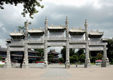 廣場大型石雕牌樓