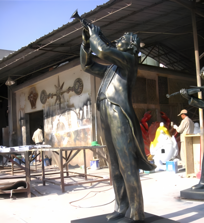 玻璃鋼仿銅吹小號(hào)的西方人物雕塑