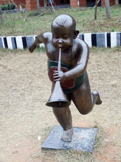 戶(hù)外裝飾景觀擺件玻璃鋼吹嗩吶的兒童雕塑
