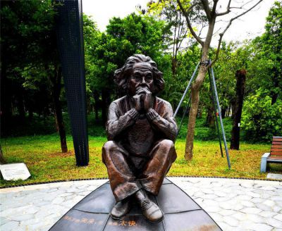 公園坐著思考的玻璃鋼仿銅西方名人愛因斯坦雕塑