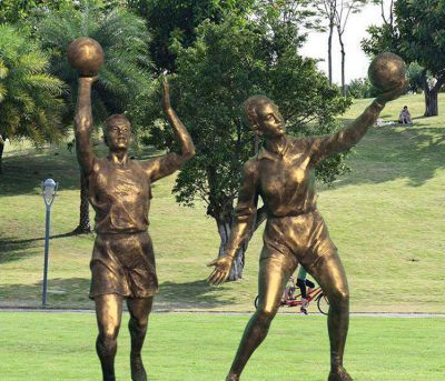 花園景觀擺件玻璃鋼仿銅打籃球的情景人物雕塑