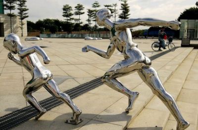 廣場落地?cái)[件不銹鋼鏡面抽象運(yùn)動跑步人物雕塑