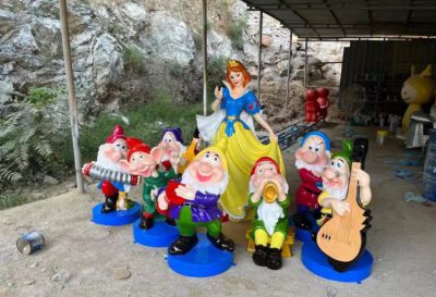游樂(lè)場(chǎng)玻璃鋼卡通彩繪白雪公主和七個(gè)小矮人雕塑擺件