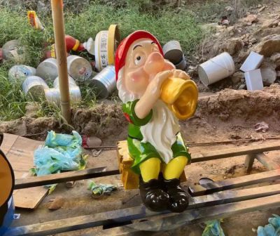 店鋪美陳裝飾品擺件玻璃鋼吹螺號(hào)的小矮人雕塑