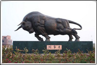 景區(qū)工廠景觀大型景觀動物擺件玻璃鋼仿銅定制奮進牛雕塑