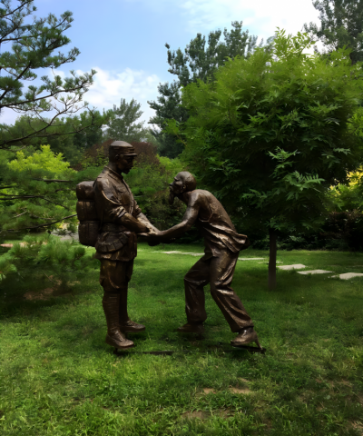 純銅鑄造老人送別八路軍雕塑