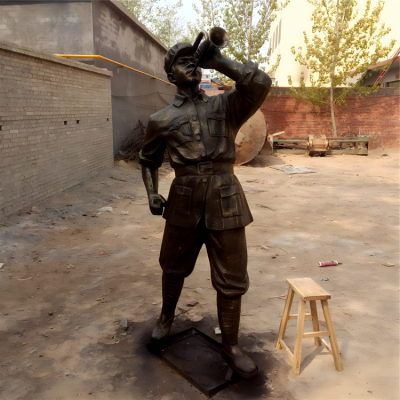 吹號的玻璃鋼仿銅八路軍戰(zhàn)士雕塑