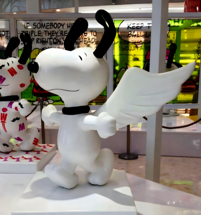 定制玻璃鋼卡通動物景觀商店裝飾創(chuàng)意帶翅膀的Snoopy雕塑